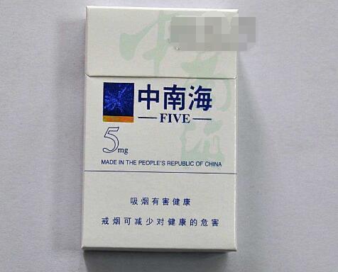 璀璨夜空下的回忆——窗外烟花背景下的岁月流转